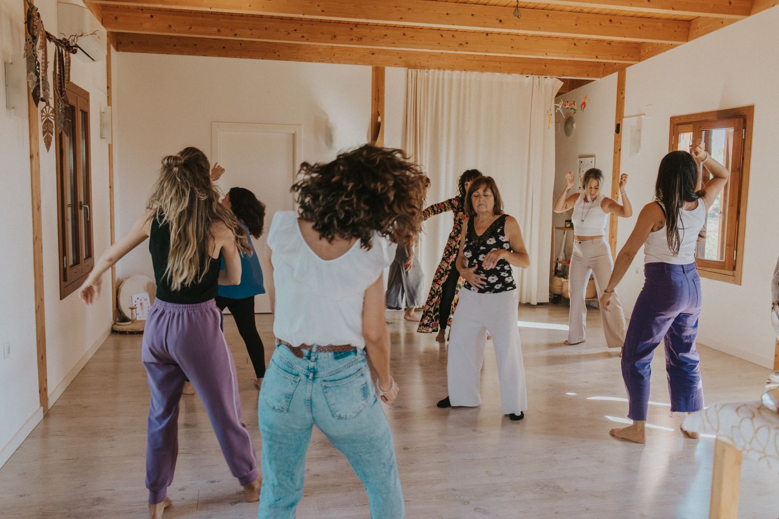Alumnas meditando en movimiento en la sala de NYDO