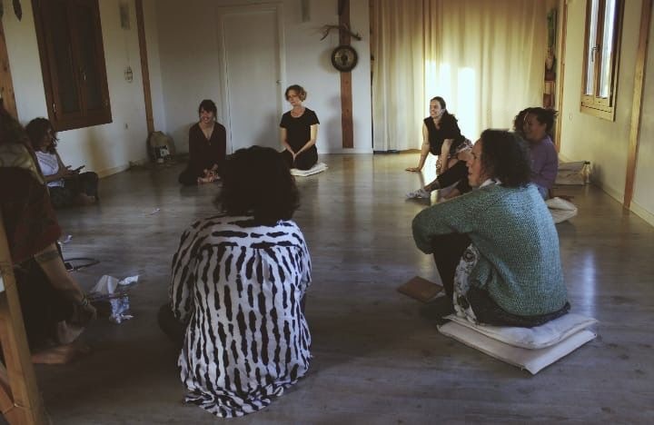 Círculo de alumnas sentadas en la sala