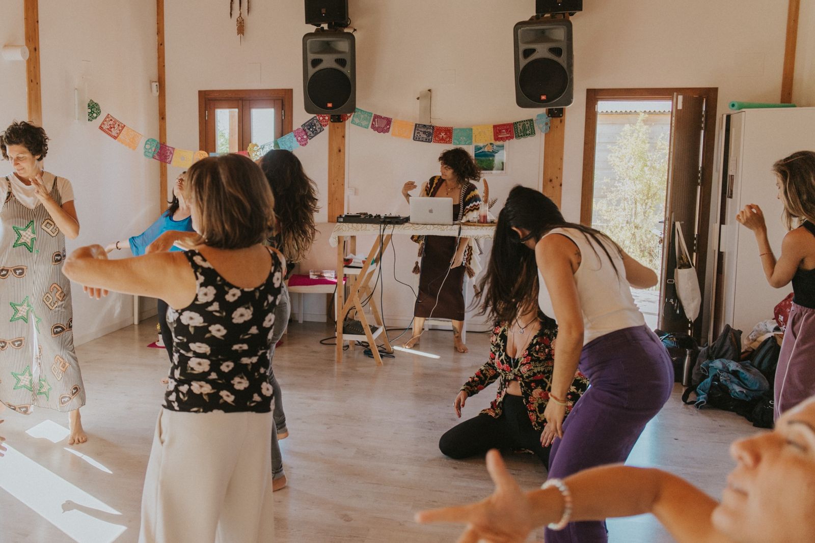 Grupo en movimiento en NYDO mientras Noemí pincha la música al fondo