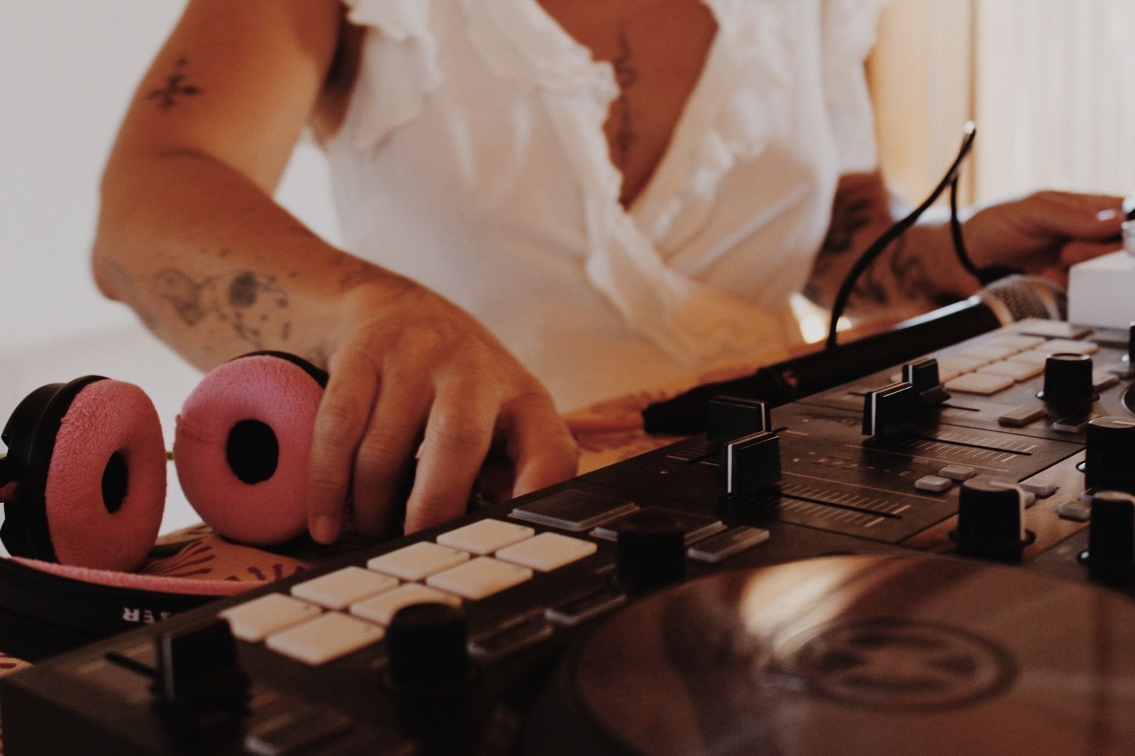 Noemí pinchando la música de una sesión con su controladora y cascos
